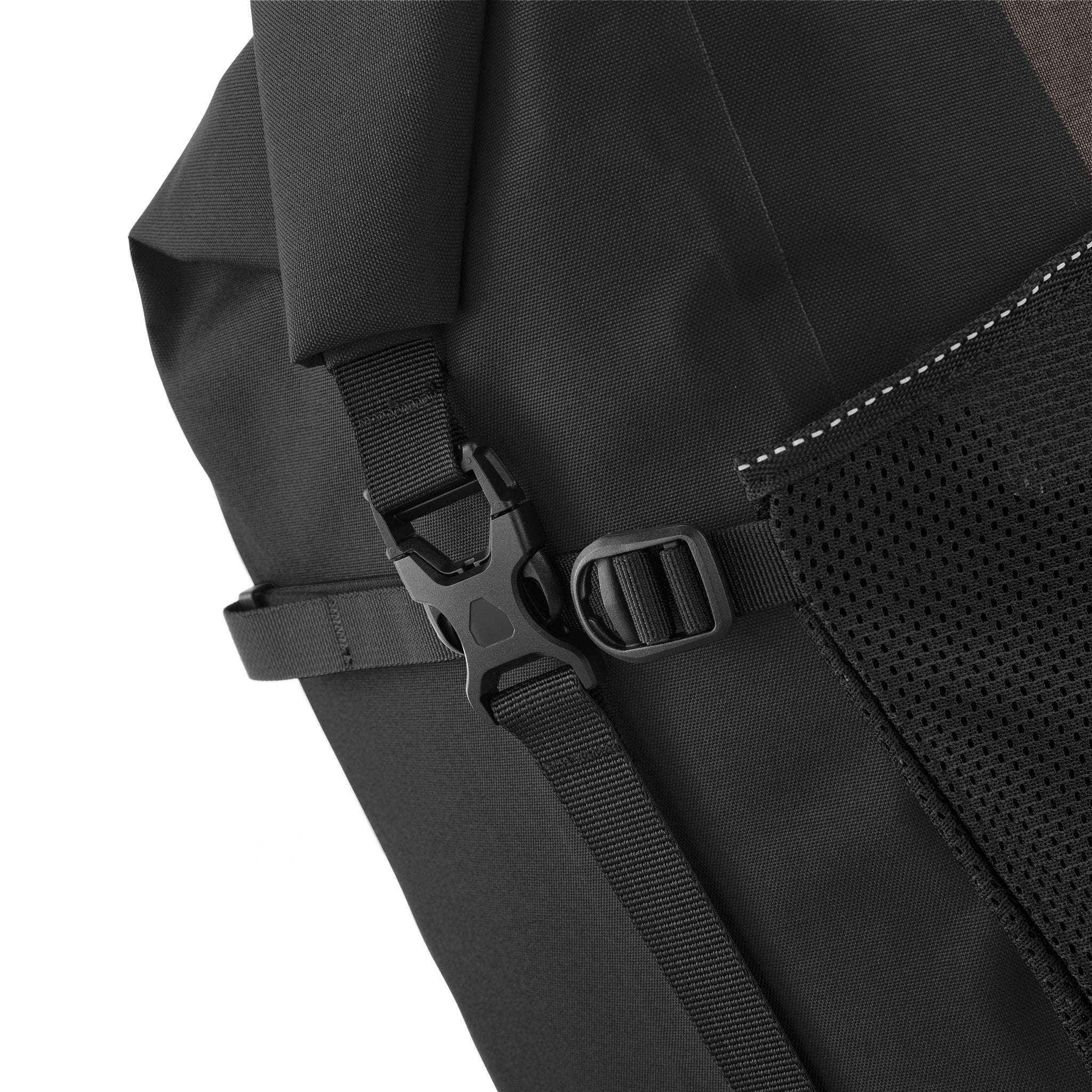 Close-up van ORTLIEB Back-Roller XL Plus QL2.2 in granite - black met band en sluiting