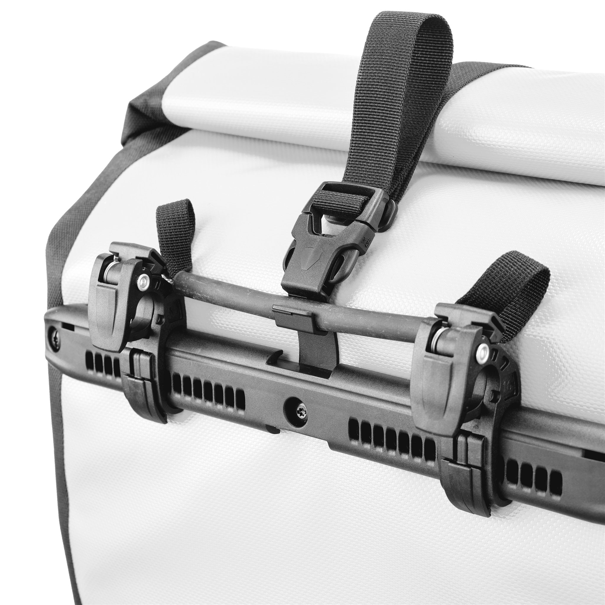 Detailaanzicht van ORTLIEB Back-Roller Design tas in design "Morning Routine" met Quick-Lock2.1 haken