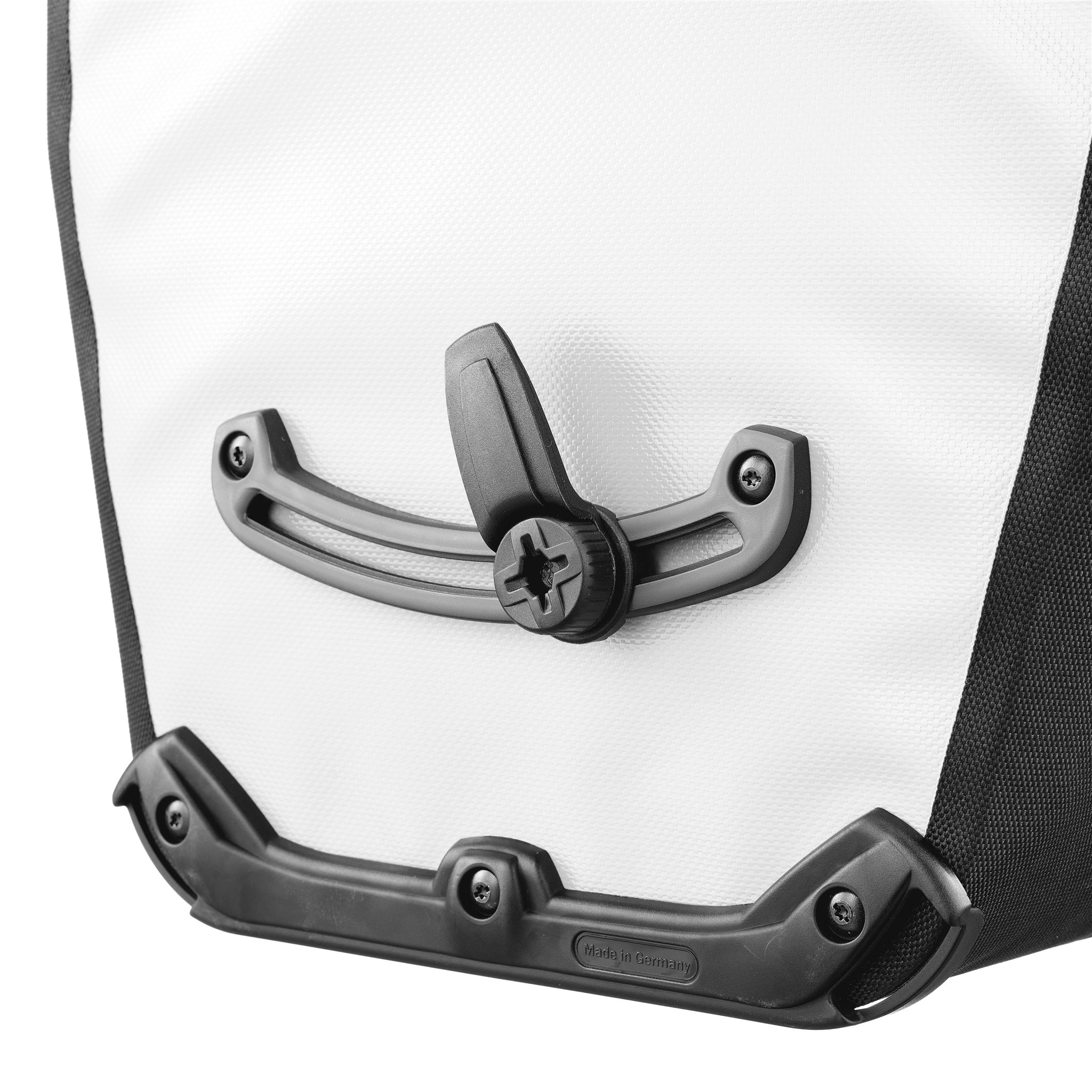 Vrouw met fietshelm draagt ORTLIEB Back-Roller Design tas in design "Morning Routine" de trap op