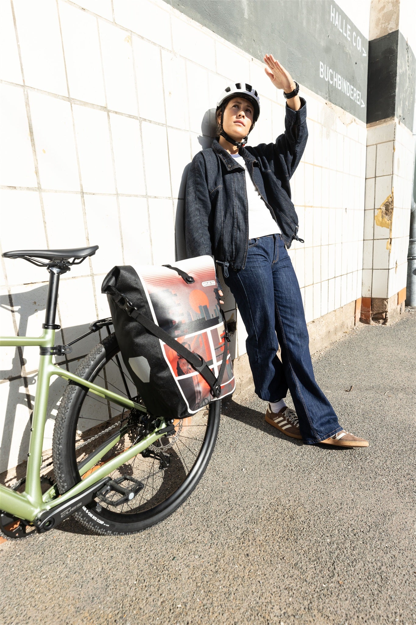 Close-up van ORTLIEB Back-Roller Design tas in design "Morning Routine" met stevige rolsluiting