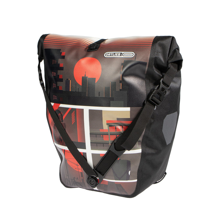 Vooraanzicht van ORTLIEB Back-Roller Design tas in design "Morning Routine" met rode zon grafiek