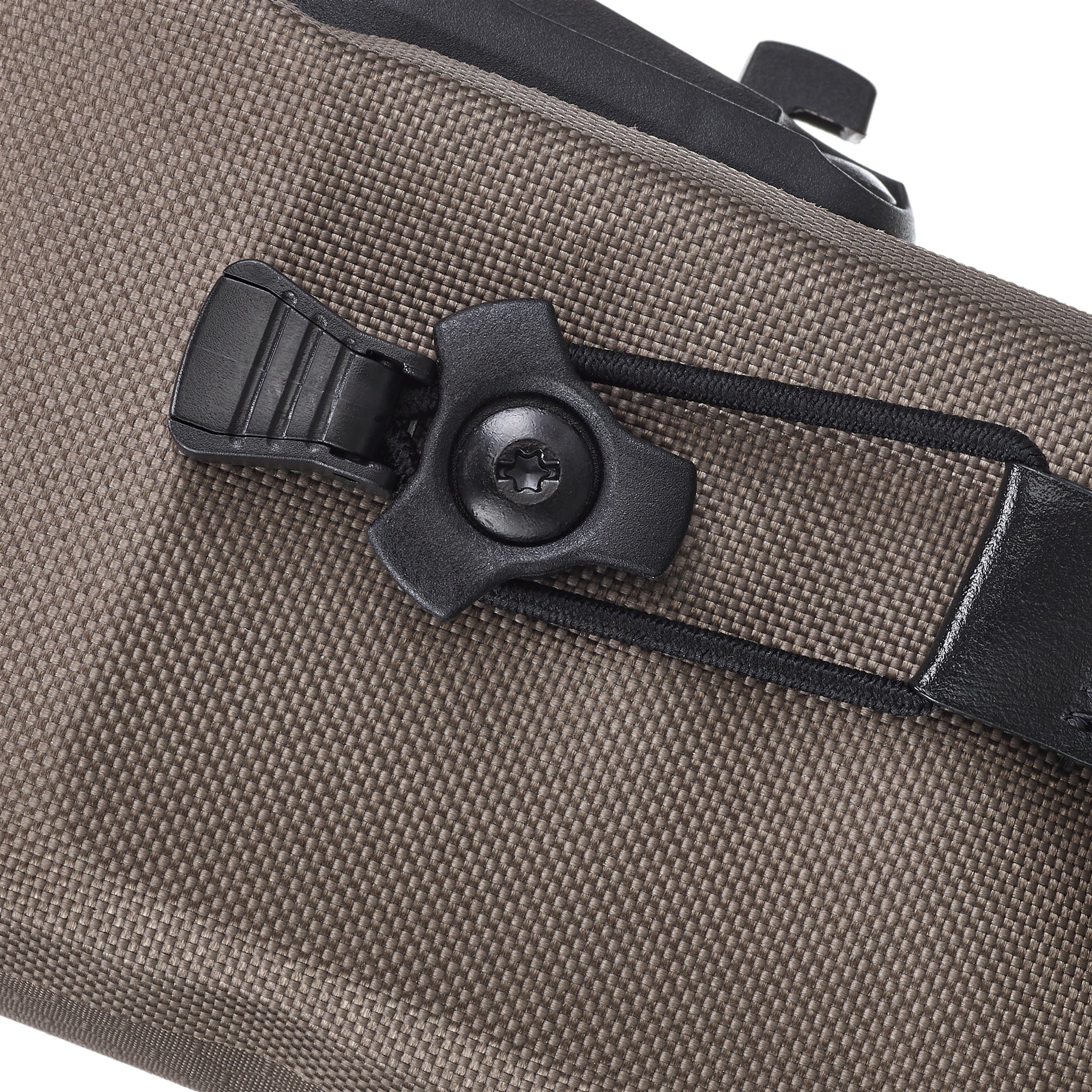Close-up van de gesp op ORTLIEB Micro-Bag 0.5L in dark sand