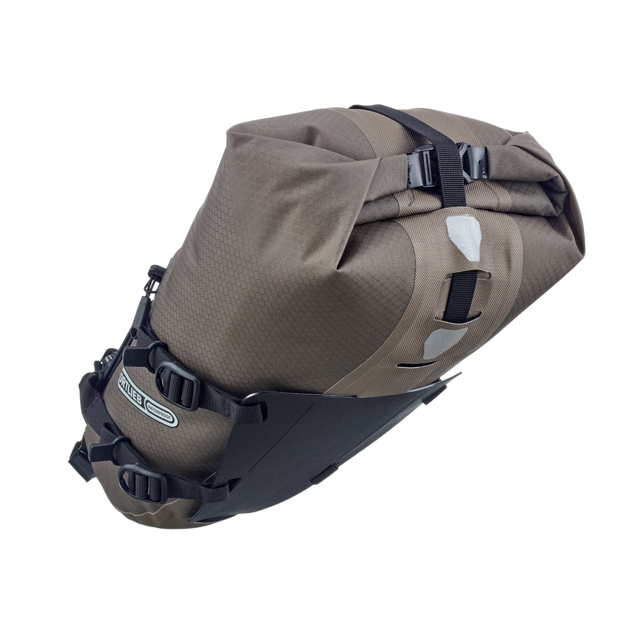 Achteraanzicht van ORTLIEB Seat-Pack QR in dark-sand met reflecterende elementen en beschermplaat