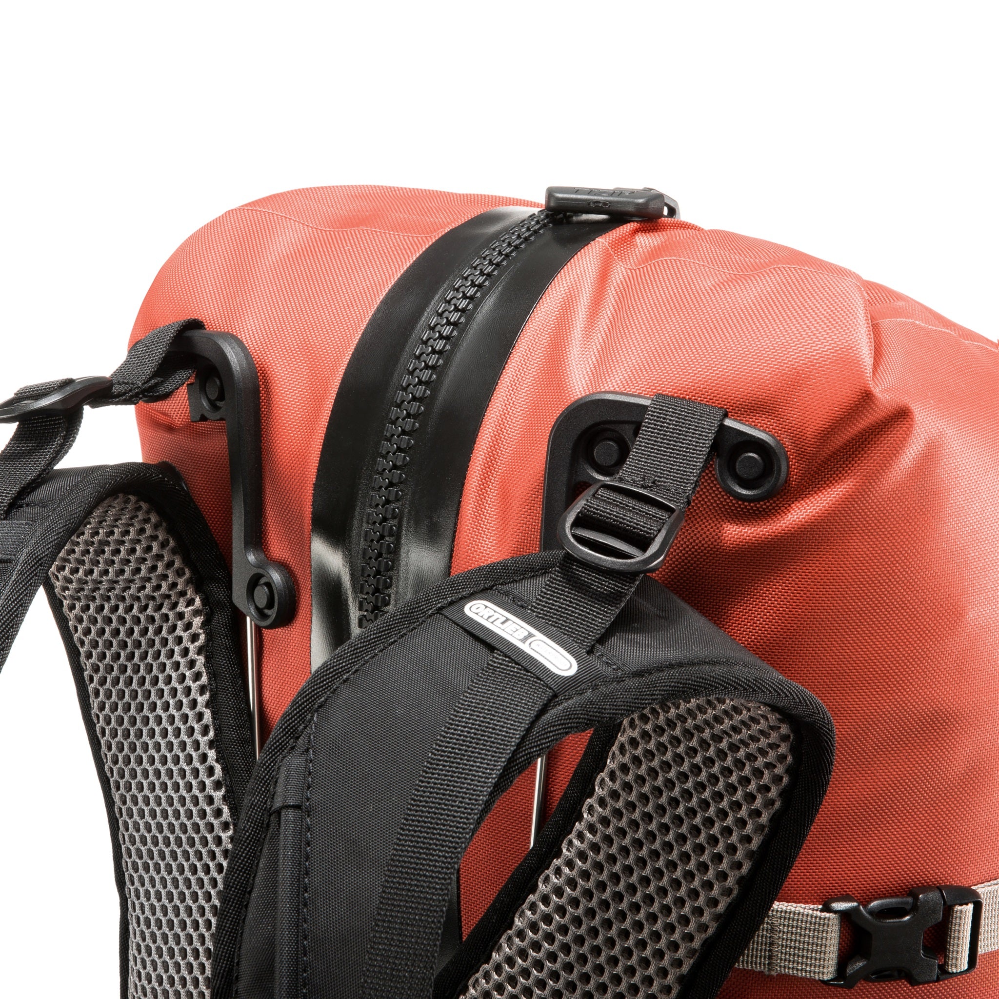 Vista de detalle de la mochila impermeable ORTLIEB Atrack para exteriores en color rooibos con 25 litros, con tirantes acolchados, lazos de sujeción resistentes y panel trasero reforzado.
