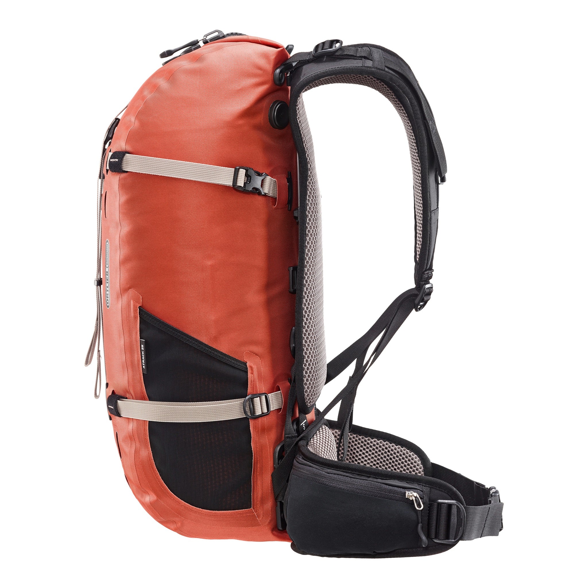 Vista lateral de la mochila impermeable ORTLIEB Atrack para exteriores en color rooibos con 25 litros, con sistema de transporte ergonómico, tirantes anchos y bolsillo lateral con cremallera.