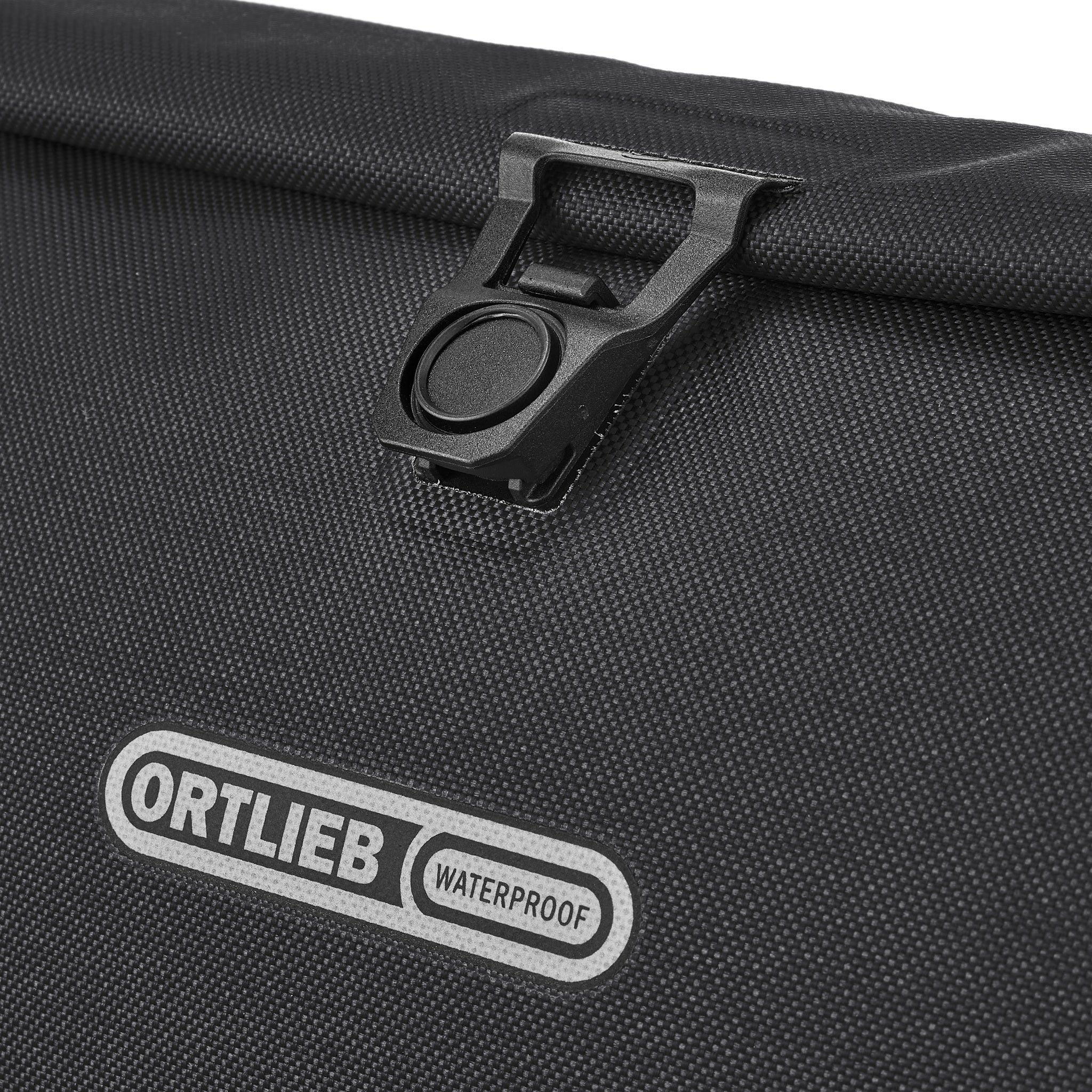 Close-up van ORTLIEB Velo-Sling Flex in black 2.5 Liter met magnetische sluiting en logo