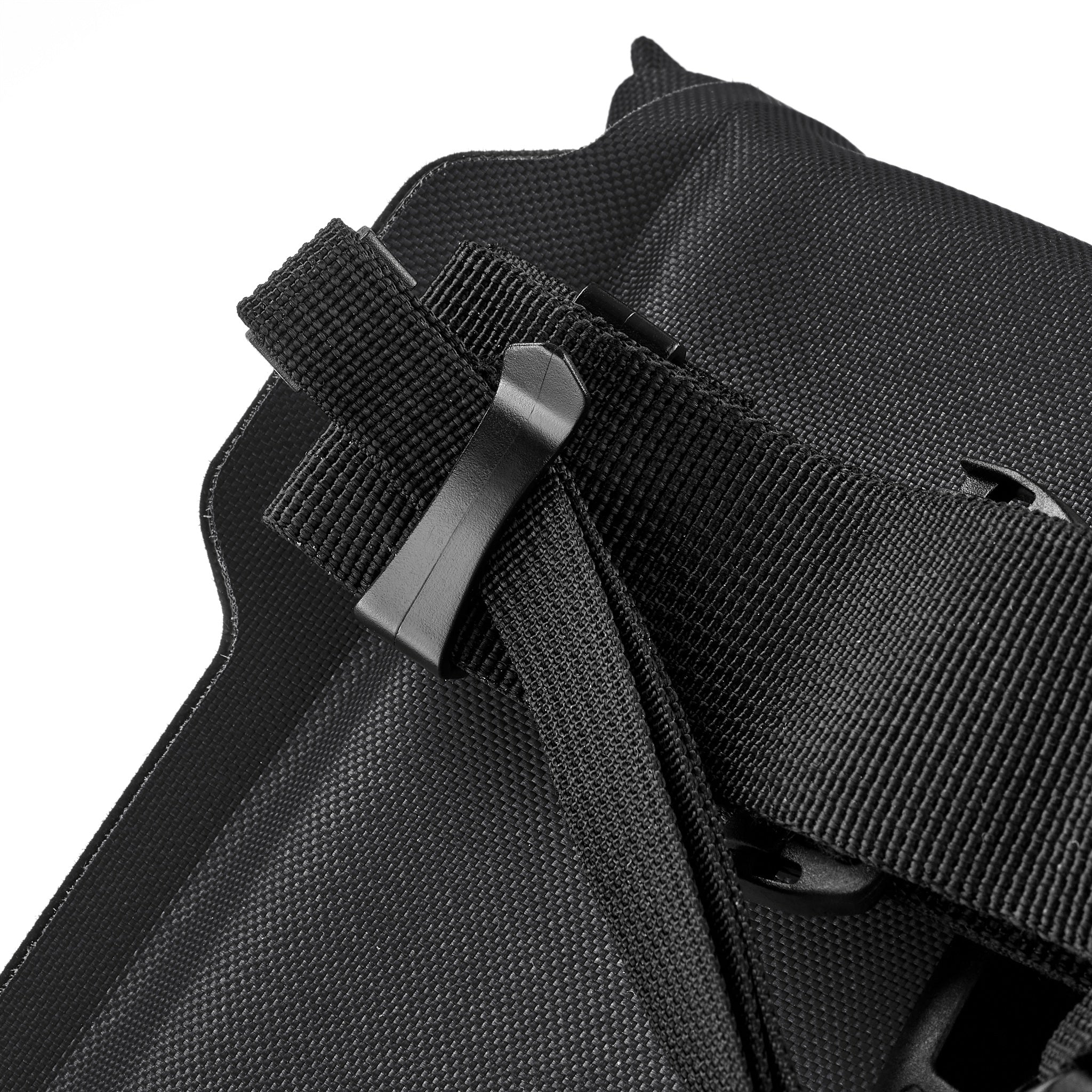 Detail van ORTLIEB Velo-Sling Flex in black 2.5 Liter met band en bevestigingsclip