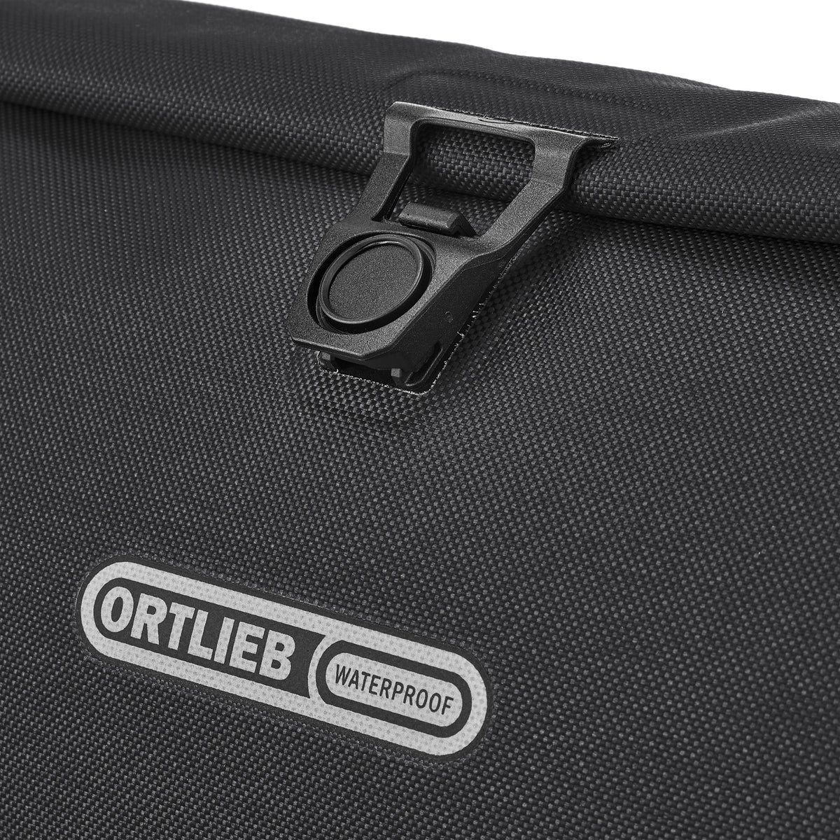 Close-up van ORTLIEB Velo-Sling Flex in black met magnetische sluiting en logo