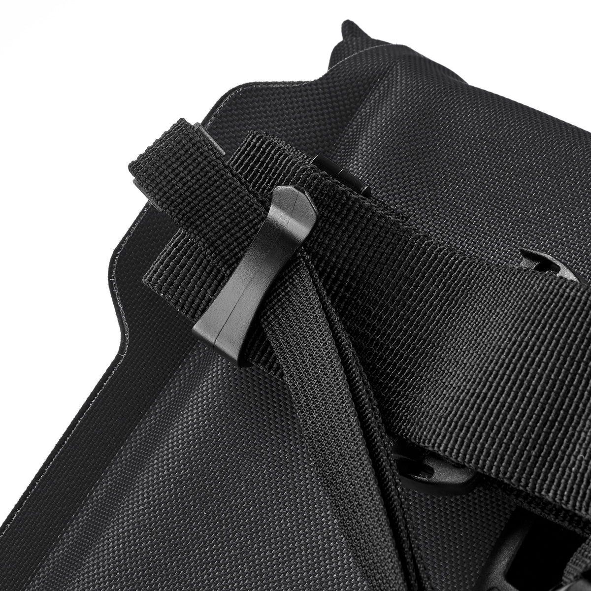 Detail van ORTLIEB Velo-Sling Flex in black met band en bevestigingsclip