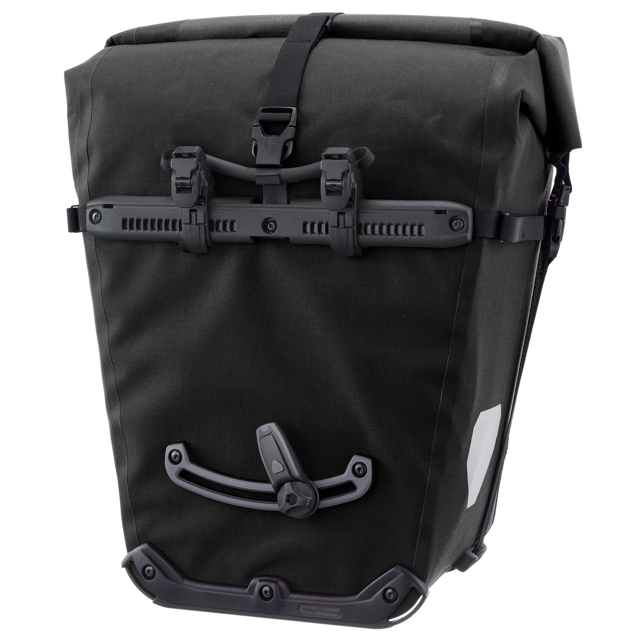 Achteraanzicht van ORTLIEB Back-Roller XL Plus QL2.2 in granite - black met Quick-Lock2.2 bevestigingssysteem