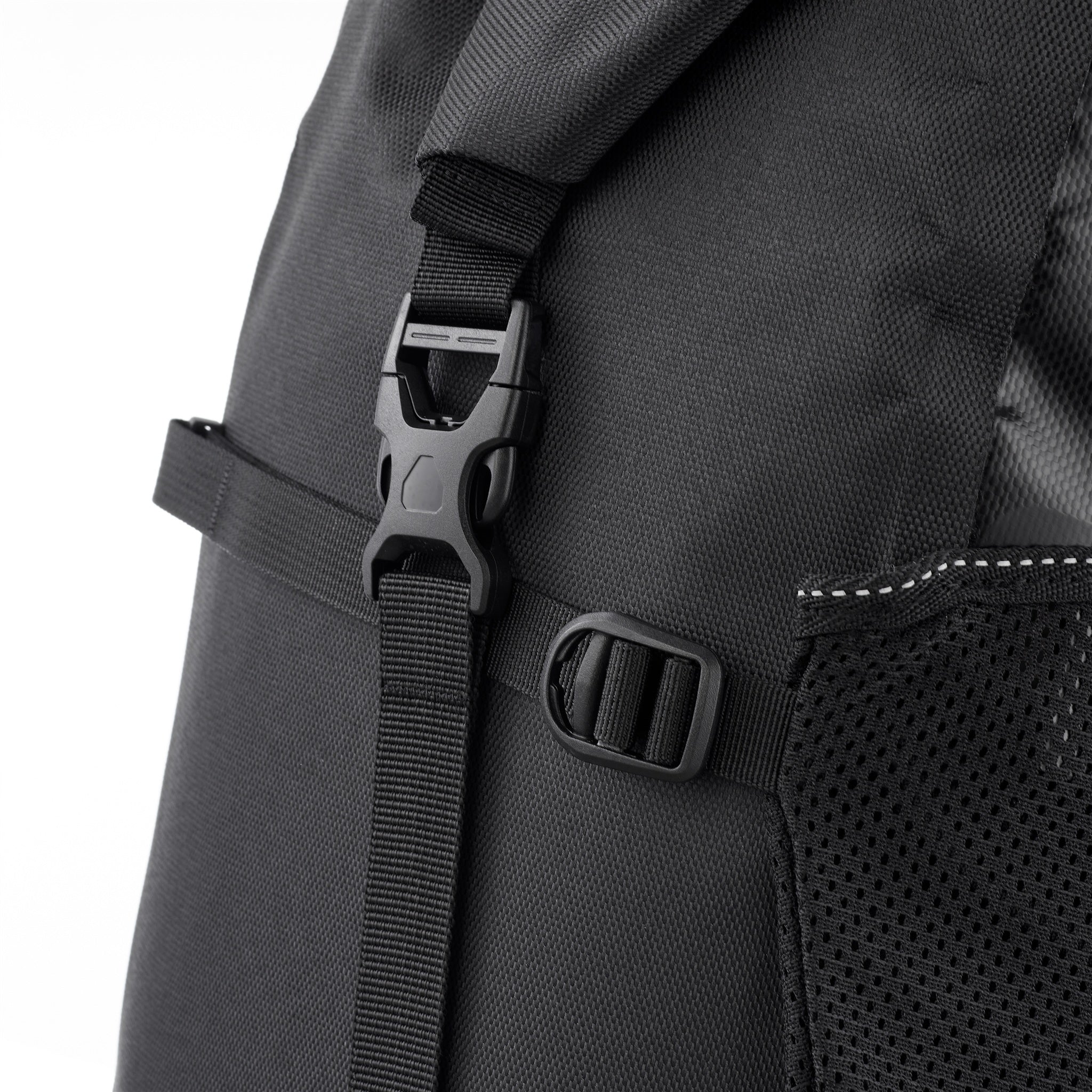 Close-up van ORTLIEB Back-Roller XL QL2.2 in asphalt - black met band en sluiting