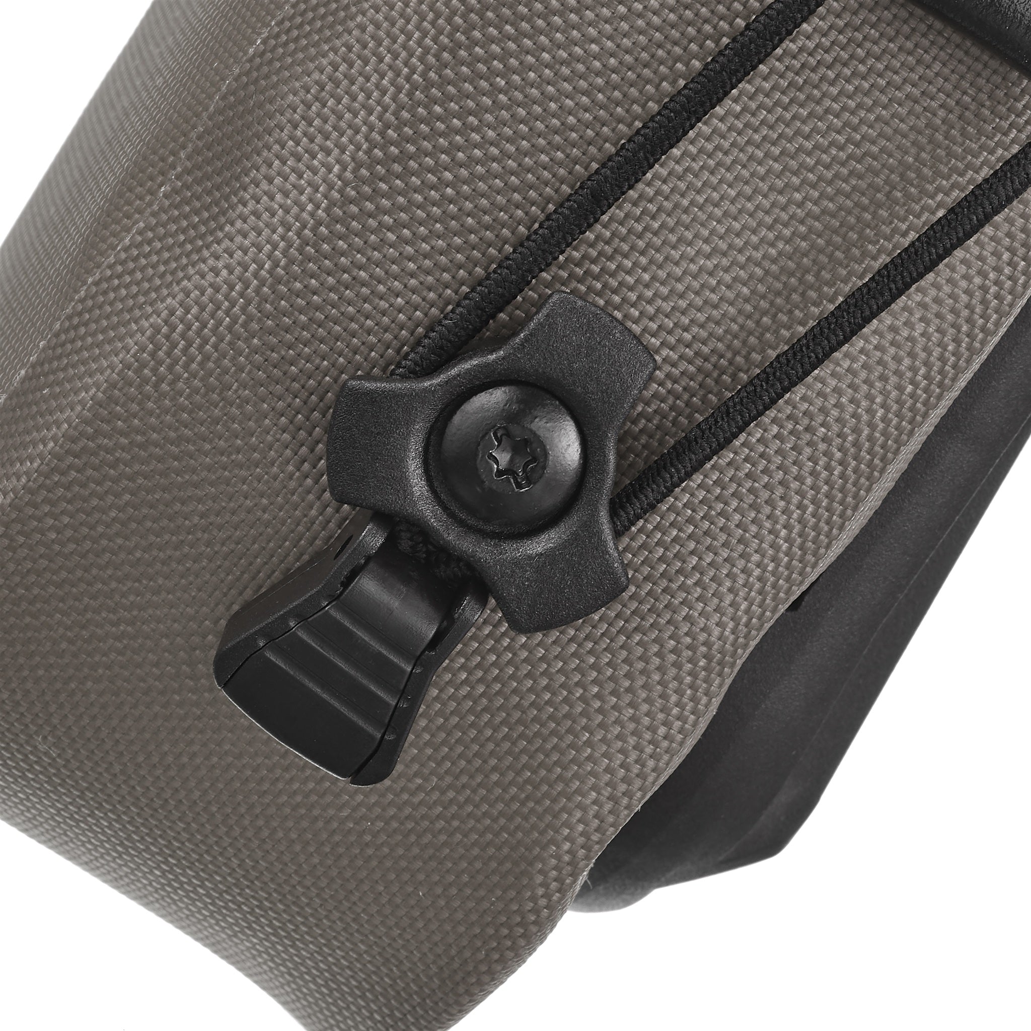 Detailaanzicht van de houder op ORTLIEB Micro-Bag 0.8L in dark sand