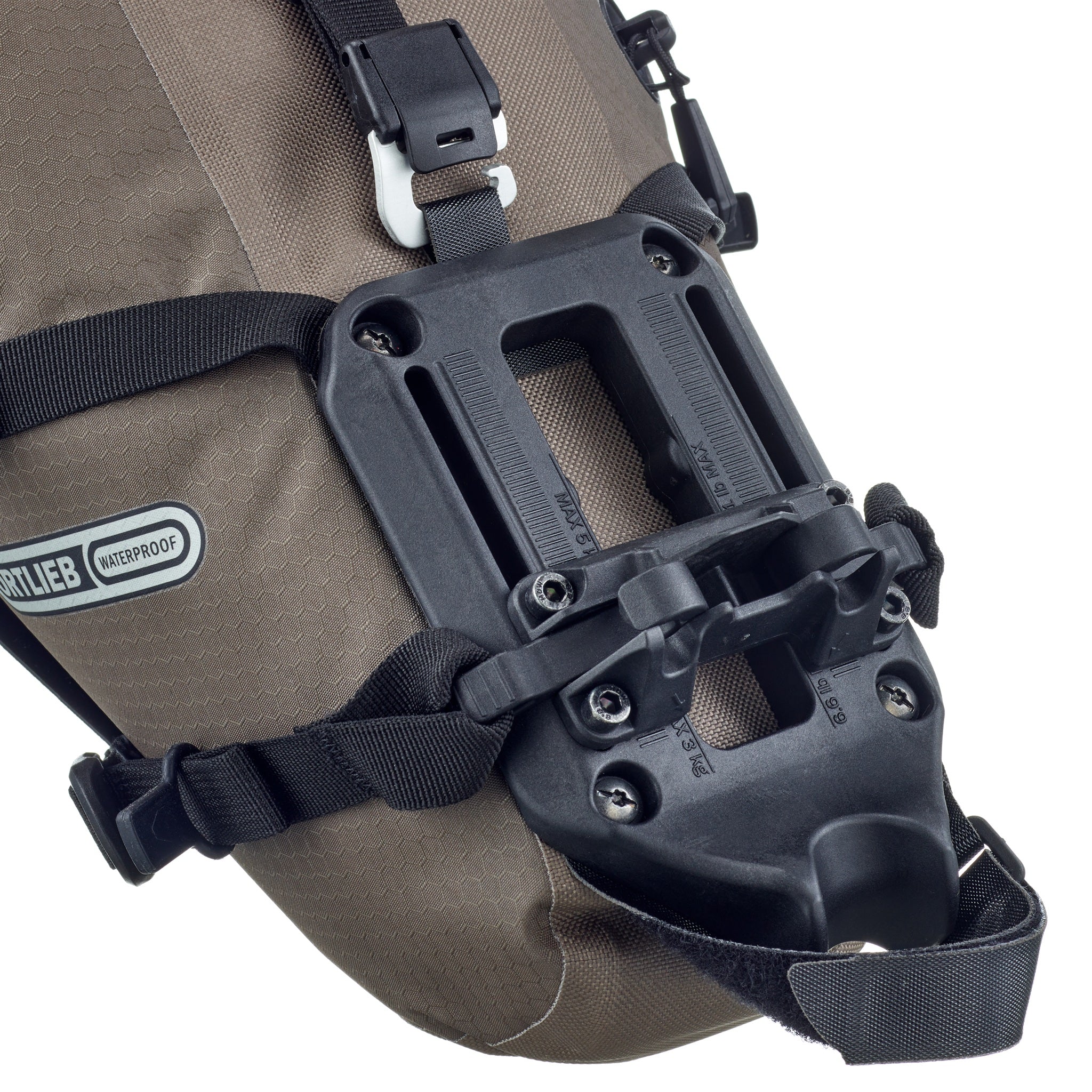 Detail van ORTLIEB Seat-Pack QR in dark-sand met compressieriem en ventiel