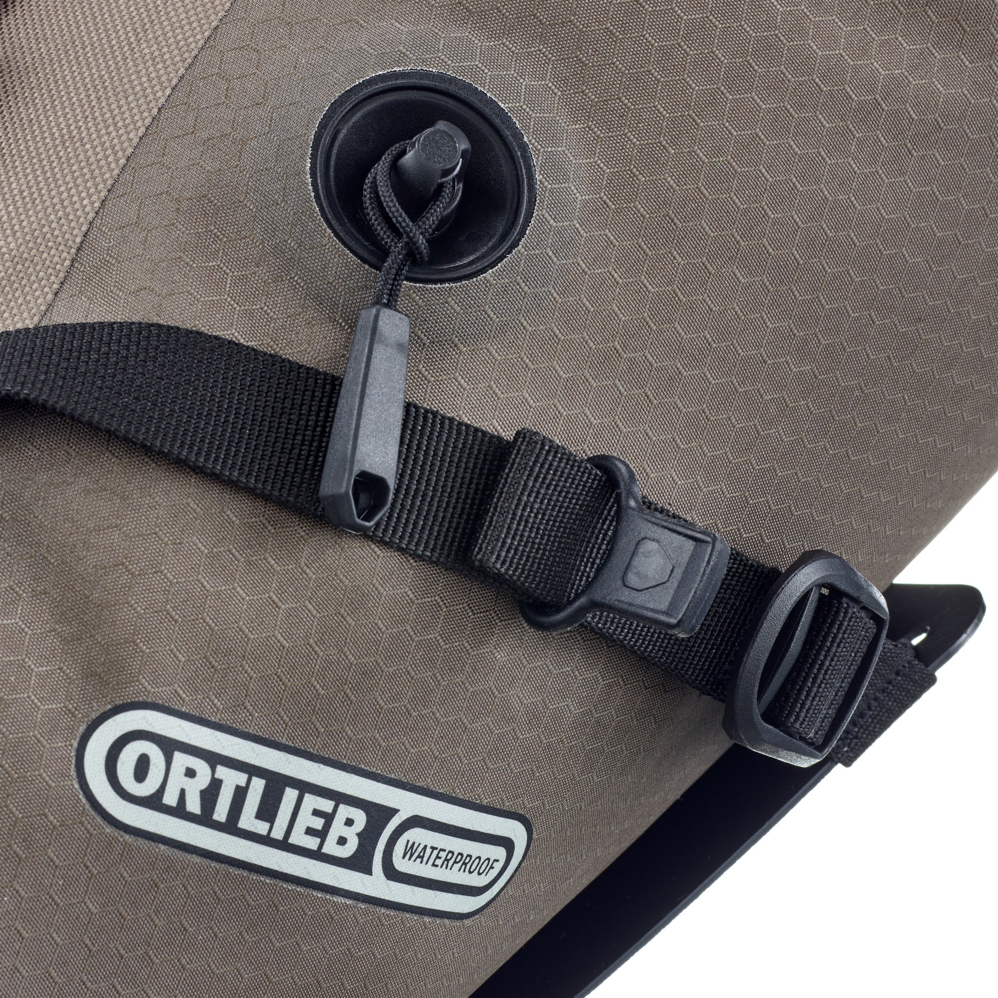 Close-up van ORTLIEB Seat-Pack QR dark-sand met Seat-Lock bevestigingssysteem