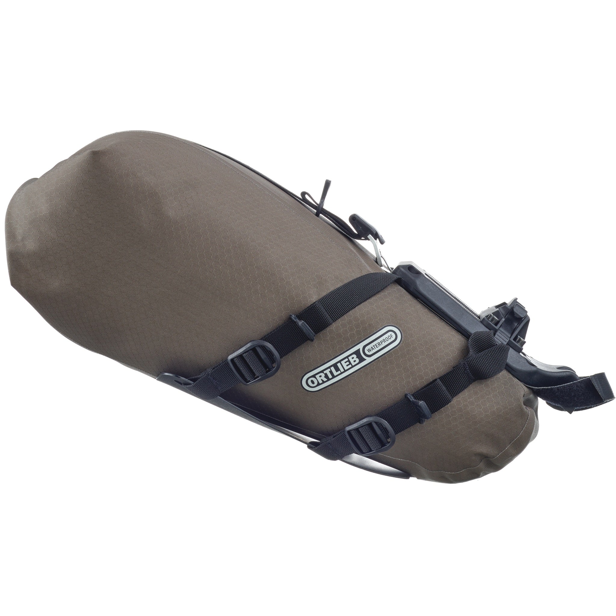 Zijdelingse close-up van ORTLIEB Seat-Pack QR dark-sand met riemen en montagesysteem