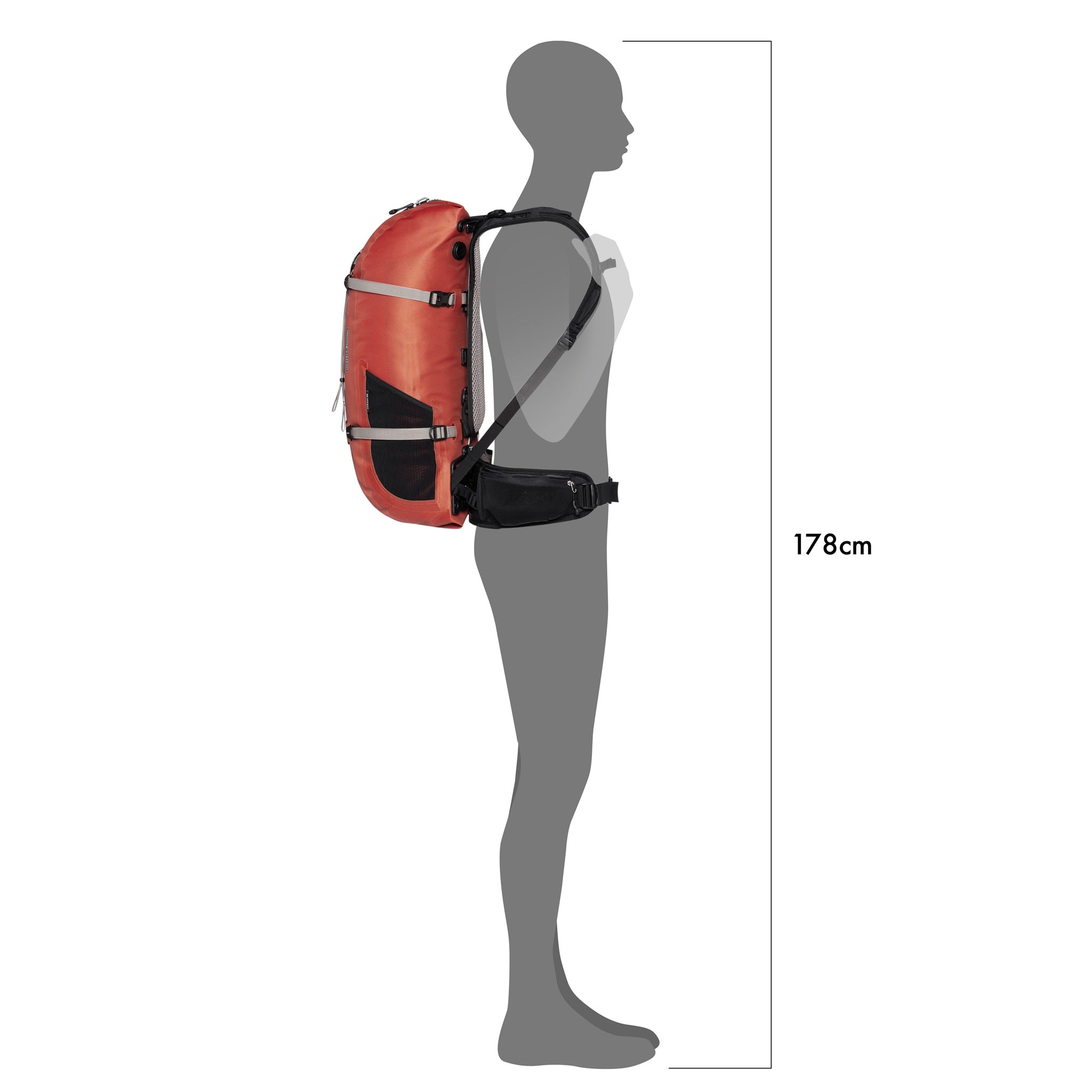 Vista de tamaño de la mochila impermeable ORTLIEB Atrack para exteriores en color rooibos con 25 litros de capacidad, llevada por un modelo de 178 cm, muestra un ajuste compacto y una distribución ergonómica de la carga.