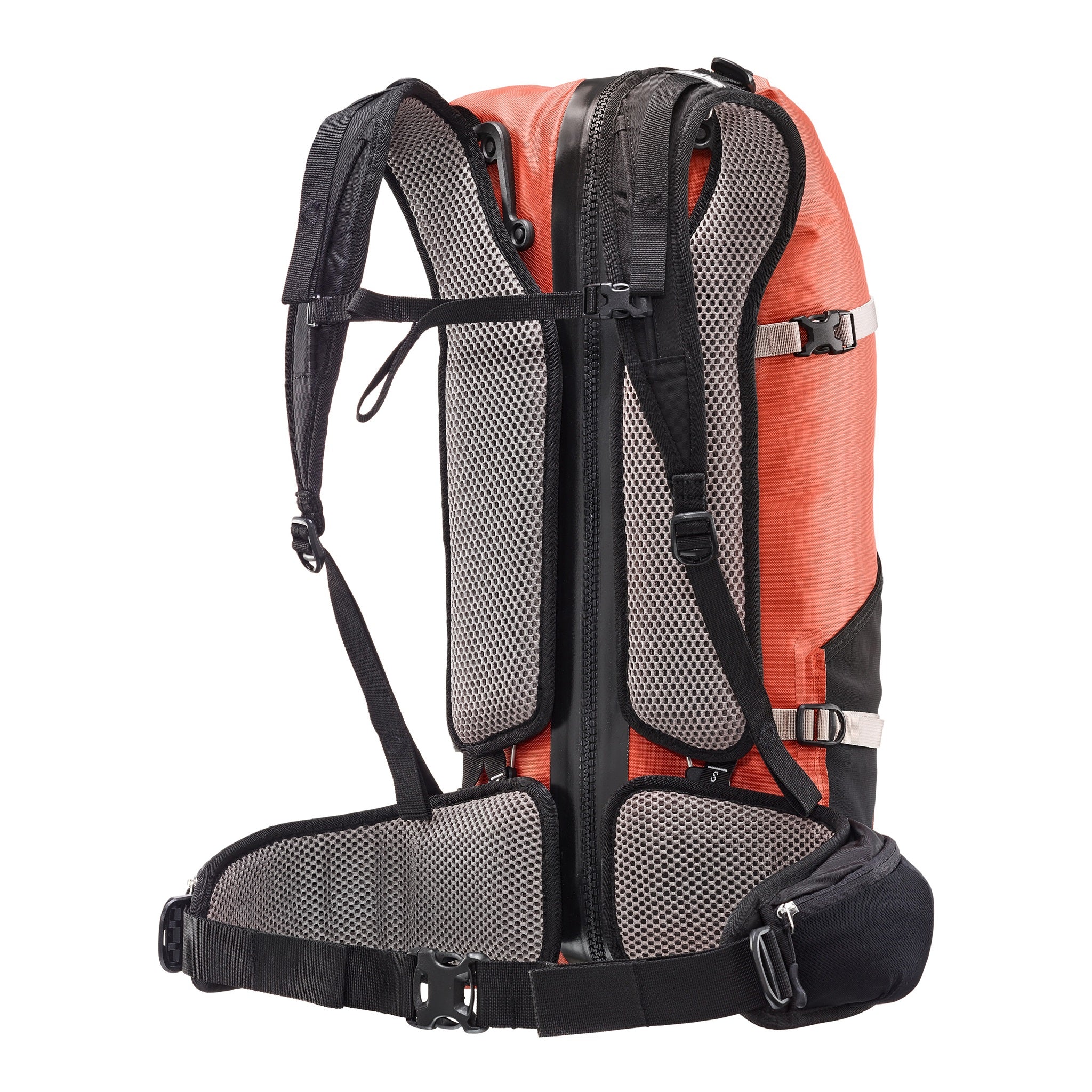 Vista trasera de la mochila impermeable ORTLIEB Atrack para exteriores en color rooibos con 25 litros, con acolchados de malla transpirables, correas de hombro ajustables en altura y cremallera impermeable.